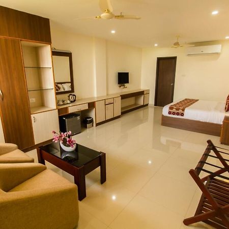 Miracle Residency Hotel Kizhake Chalakudi Exterior photo