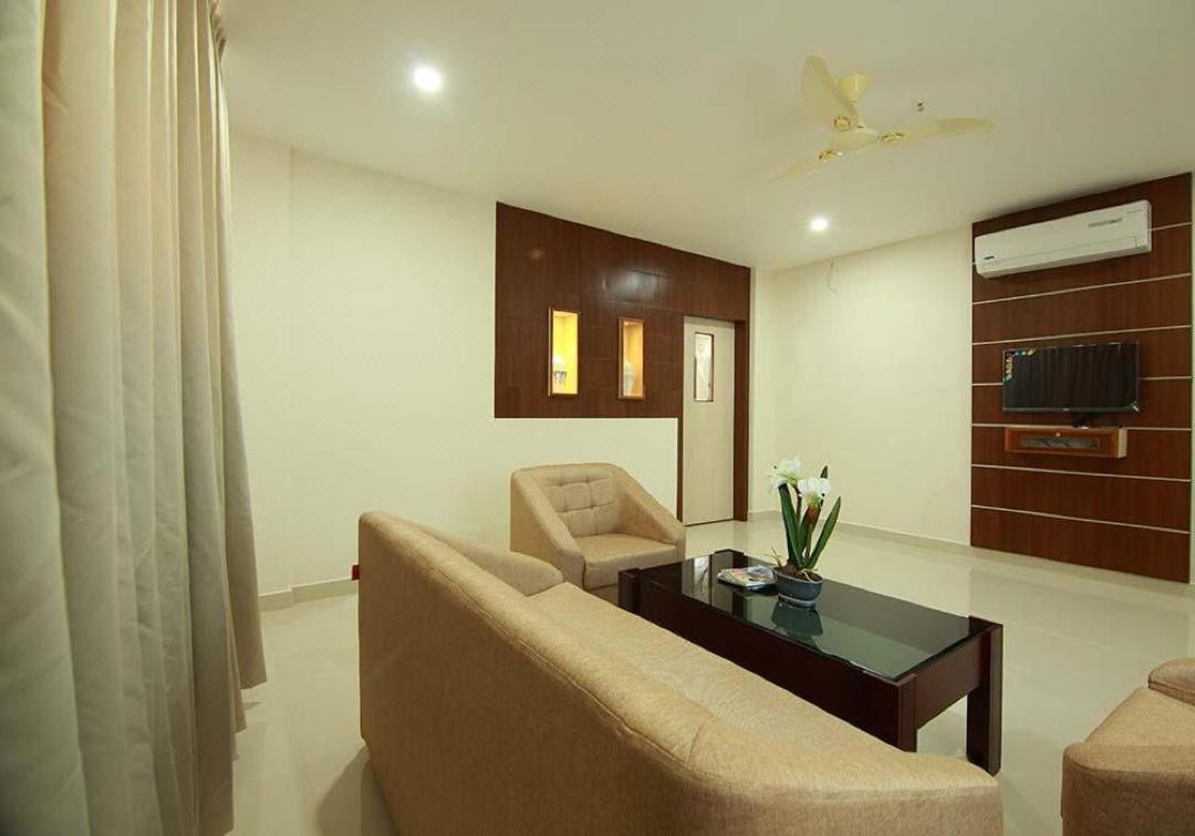 Miracle Residency Hotel Kizhake Chalakudi Exterior photo
