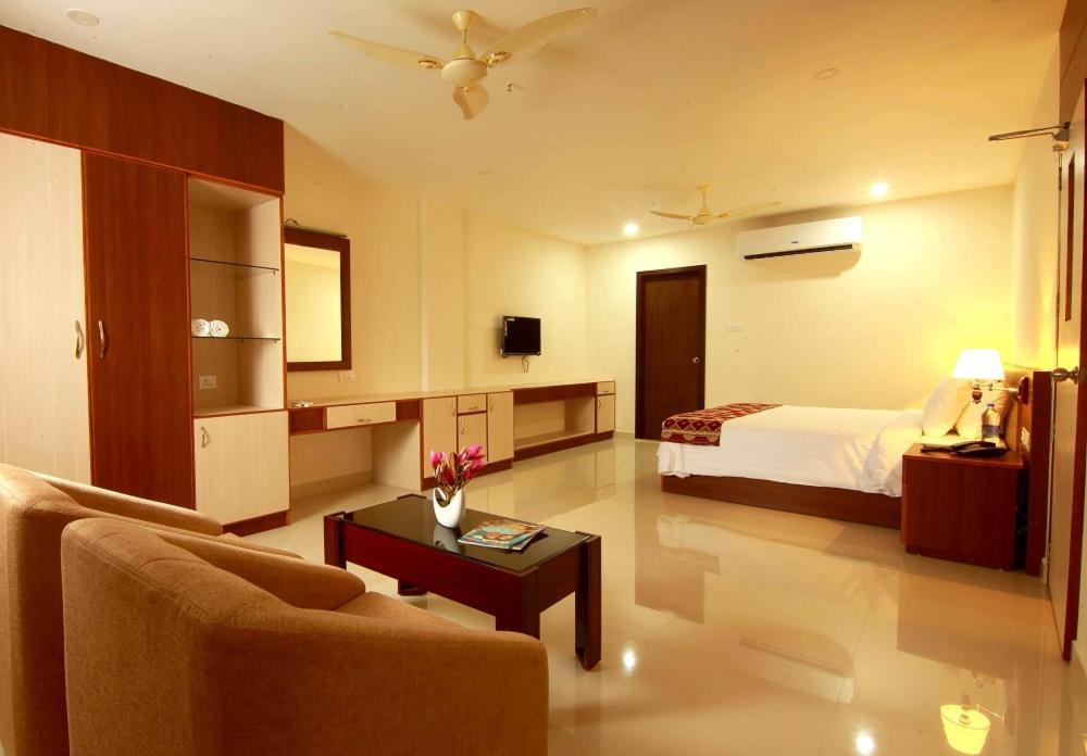 Miracle Residency Hotel Kizhake Chalakudi Exterior photo